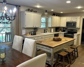 Beautiful house on 10 acre private lake stocked with bass, 4.5 miles from Boerne - Boerne - Küche