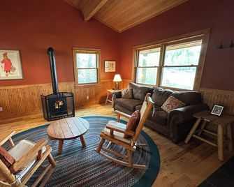 Charming 2-bedroom cabin in private 1200 acre ranch; wildlife, views, adventure - Evanston - Living room