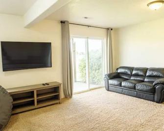 Clean, Close to WSU and Great for Groups - Pullman - Wohnzimmer