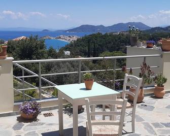 Ferienwohnung mit Fantastischem Ausblick Aufs Meer - Kokkari - Balkon