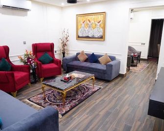 Elegant Executive Suite - Multān - Living room