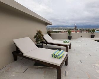 Grand Sya Hotel - Palu - Balcón