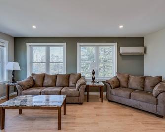 Riverview Townhouse IV in Downtown Alexandria Bay - Alexandria Bay - Living room