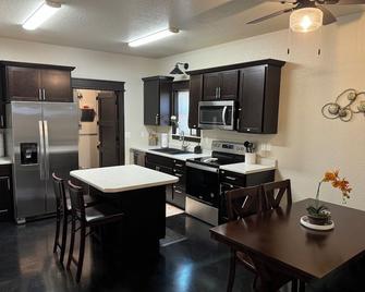 Stylish, Gateway to the Black Hills , 2-bedroom condo in awesome Hermosa! - Hermosa - Cocina
