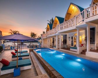 Santorini Beach Resort - Pemenang - Piscina