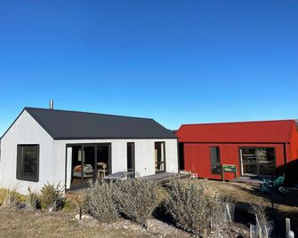 Backcountry hut with a modern twist - Ohau - Building