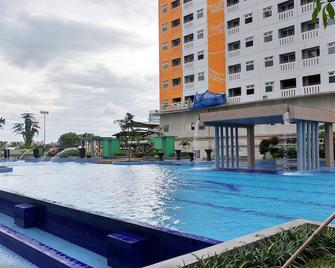 Studio Green Pramuka City Apartment with Mall Access By Travelio - Yakarta - Piscina