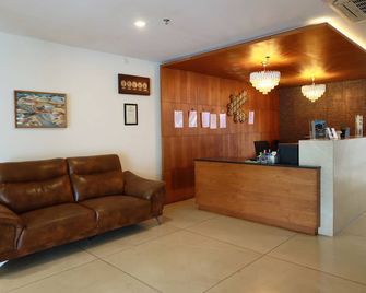 Devalokam Grand - Ottappālam - Recepción