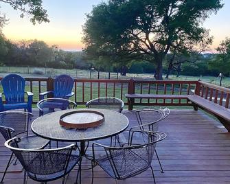 Quiet Farmhouse Surrounded By 50 Acres - Liberty Hill - Balcón