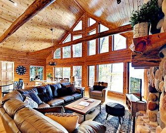 Stunning Lakefront Home- Amazing 5,500 acre Lac Courte Oreilles Lake - Hayward - Huiskamer