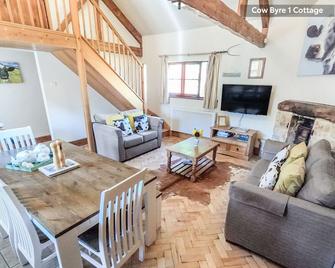 Beeches Farmhouse Country Cottages & Rooms - Bradford-on-Avon - Living room