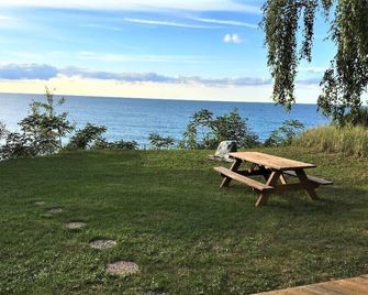 Cute Lakefront Cottage on Lake Michigan. - Mears - Patio