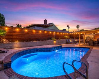 Fresh & Fun! Vegas 4BR w Heated Pool, Dog Friendly - Las Vegas - Pool
