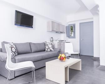 Blue Waves Suites & Apartments - Kamari - Living room