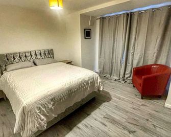 2 bed (ensuite) garden apartment gated, close to Langley, Heathrow , Windsor - Kings Langley - Bedroom