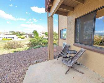 Roomy, Cute + Mountain Views 1 Bedroom Full Kitchen - Prescott Valley - Balcón