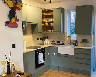 2BR Garden Home Free Parking for 7 Guests Easy Access to London & Heathrow - Southall - Kitchen