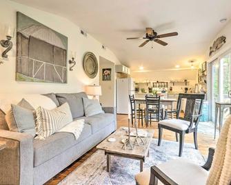 Modern Farmhouse Duplex by Stream, 4 Mi to Boone! - Blowing Rock - Living room
