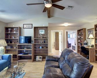 Fantasy Oaks Lodge! 1 mile from the boat ramp! Pet Friendly! 1.36 Acres - Aransas Pass - Living room