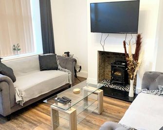 Urba Luxury 3 Bed Stays Sheffield Central - Sheffield - Living room