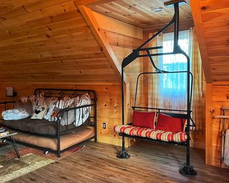 The Loft at Bearpen Mountain--Ski, Hike, Snowmobile! - Prattsville - Sala de estar