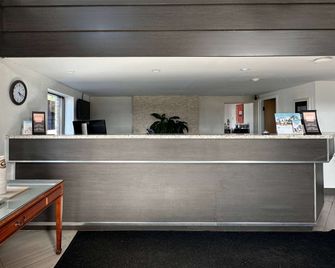 Travelodge by Wyndham Welland - Welland - Front desk