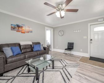 Cuyahoga Valley National Parks Home! Close to downtown Cuyahoga Falls! - Cuyahoga Falls - Living room