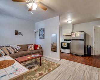 Amazing cozy one bedroom apartment close to it all - West Monroe - Living room