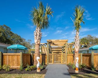 The Hotel Palms Poolside - Atlantic Beach