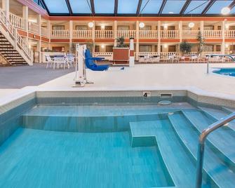 AmericInn by Wyndham Janesville - Janesville - Zwembad