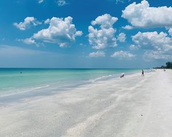 Blue Water Beachside Villa 1 - Clearwater Beach - Strand