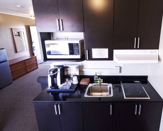 Northern Lights Inn & Suites - Valleyview - Kitchen