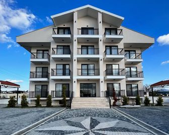 다다 오텔 - 에지네 - 건물