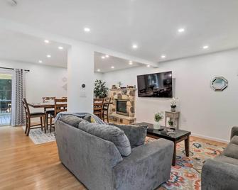 Game Room and Yard Family Paradise in Pocono Summit - Pocono Summit - Sala de estar