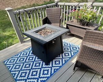 Cozy private home near Oakmont & Veltres - New Kensington - Patio