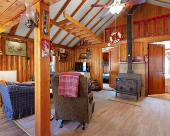 Friendly cabin near tons of outdoor activities & walk to the lake - dog-friendly - Greenville - Living room