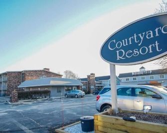 Courtyard by EVRentals - Hyannis - Edificio