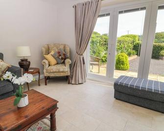 Monument View, Family Friendly, With A Garden In Hawkesbury Upton - Badminton - Living room