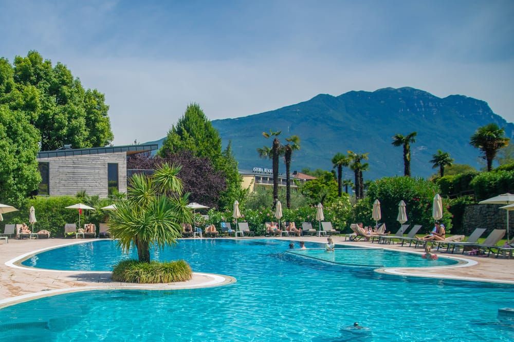 أستوريا ريزورت - ريفا ديل غاردا - حوض السباحة