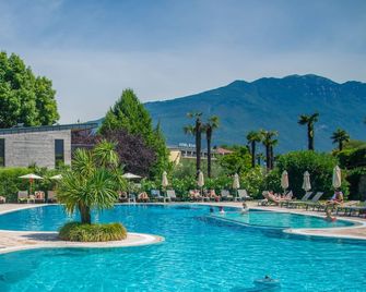 أستوريا ريزورت - ريفا ديل غاردا - حوض السباحة