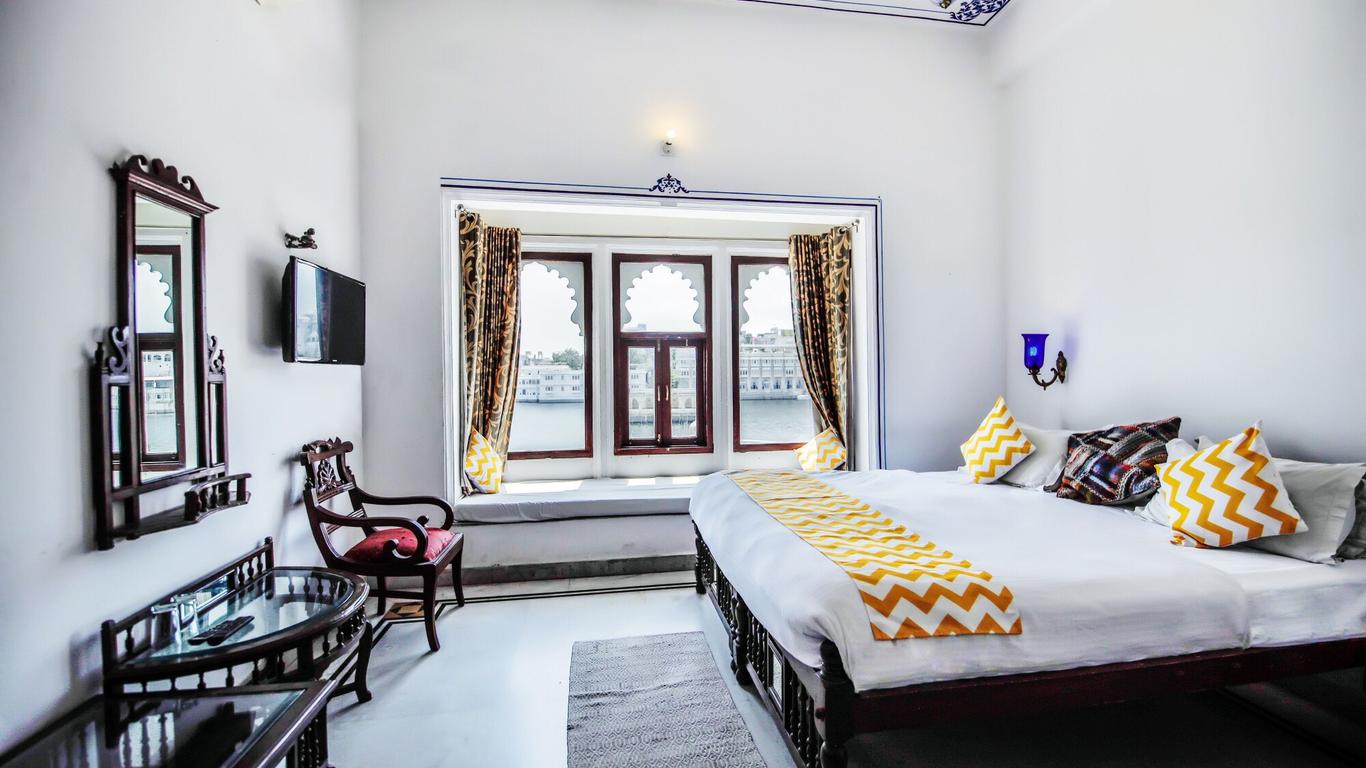 Hotel Devraj Niwas on Lake Pichola