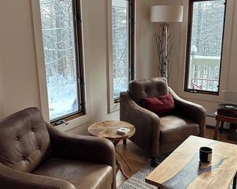 Cozy 3-Bedroom Mountain Style Home - Reading - Living room