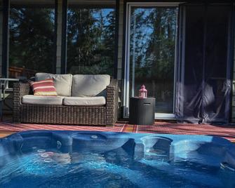 Auberge Kicking Horse Guest House - Golden - Piscina