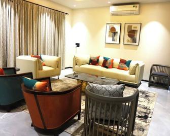 Mastiff Select Riveria Igatpuri Road - Nashik - Sala de estar