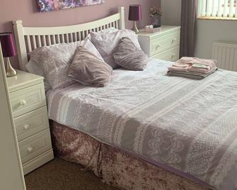 Beautiful 2-Bed House In Larne With Free - Larne - Bedroom