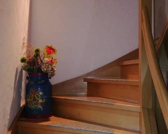 Luxurious, spacious apartment on a farm - family friendly - Tann - Stairs