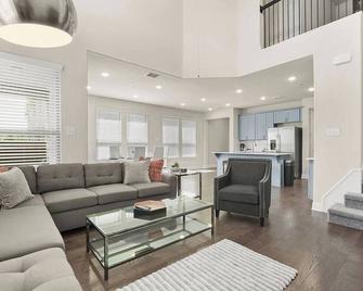 TCH - Spacious 3bd/2.5ba in Plano w/Fenced PetArea - Plano - Living room