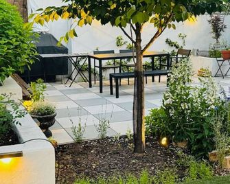 Designer cozy 1 private bedroom w full bath & yard 20 min to nyc - Harrison - Patio