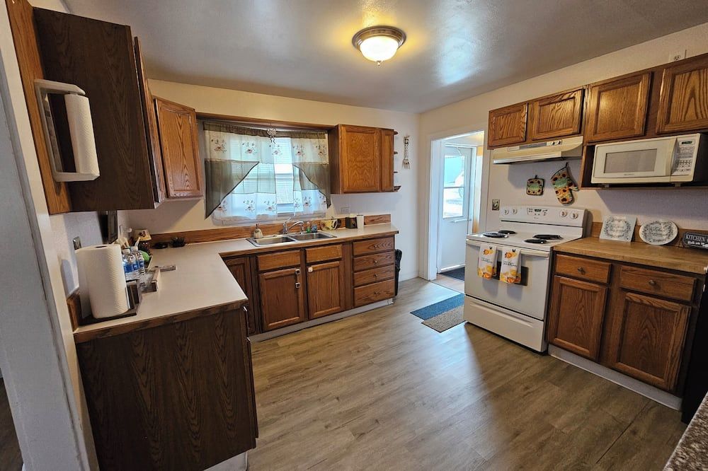 Inviting home, with large yard and free parking - Cut Bank - Kitchen