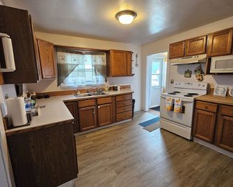 Inviting home, with large yard and free parking - Cut Bank - Kitchen